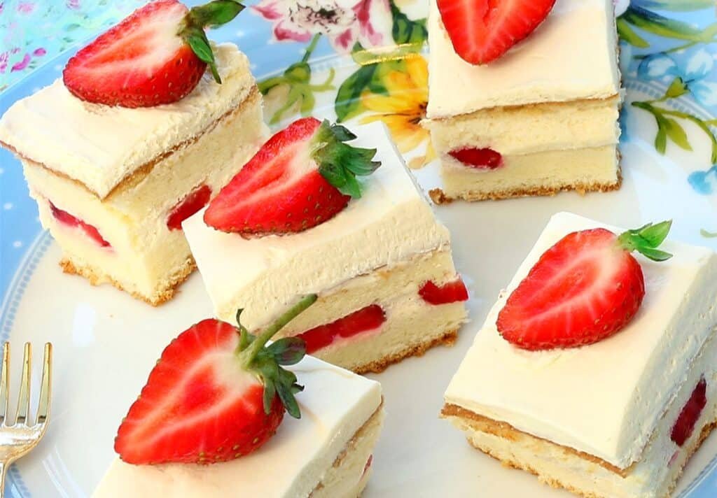 Easy Strawberry Shortcake Cake
